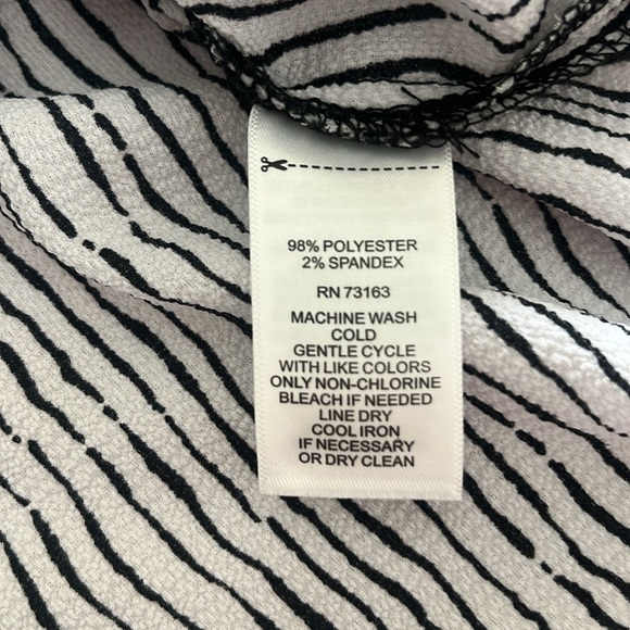 Grey & Gray 🌸 Med long sleeve stripe Black and White shirt - Picture 9 of 10